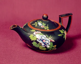 Schwarze Basalt-Teekanne von Wedgwood, mit Blumen emailliert, ca. 1840-50